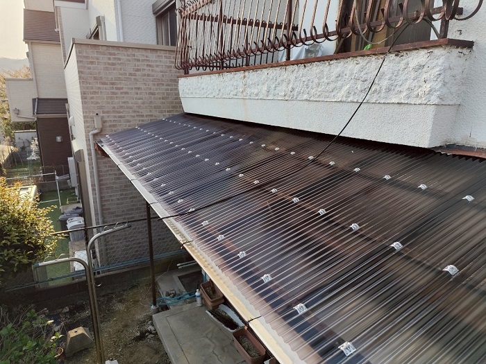 神戸市西区でタキロンポリカ波板を用いてテラス屋根の波板貼り替えを行った後の様子