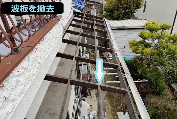 神戸市西区でステンレス製のビスを使用して4尺13枚の割れた波板交換を行う現場で波板撤去