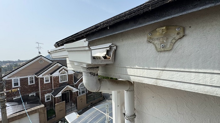 三田市で軒樋の折れた樹脂製の固定金具をステンレス製の固定金具へ交換する前の様子