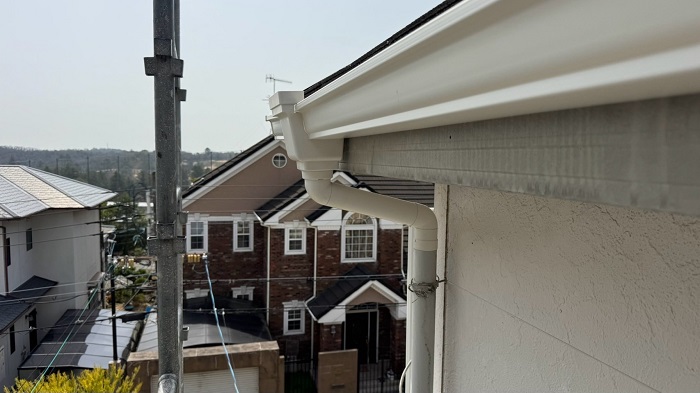 三田市で軒樋の折れた樹脂製の固定金具をステンレス製の固定金具へ交換した後の様子