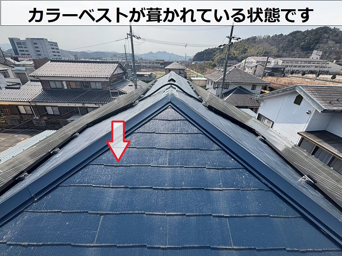 豊岡市でカラーベストが葺かれている様子