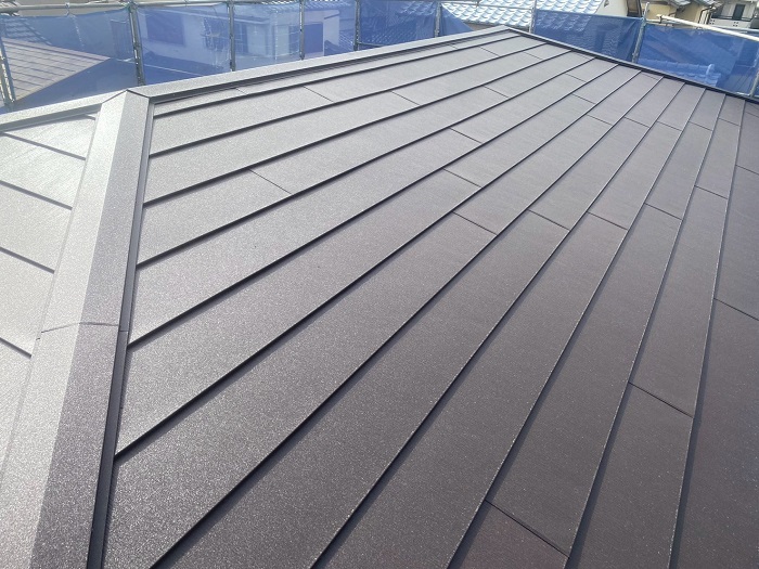 加古川市で寄棟の平型スレート屋根へ断熱屋根材をカバー工事した後の様子