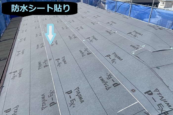 加古川市で施工面積84平米の寄棟、アスベスト屋根へのカバー工法を行う現場で防水シート貼り
