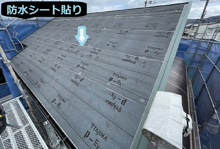 姫路市で施工面積76平米のスレート屋根に石付き金属屋根でカバー工法する現場で防水シート貼り