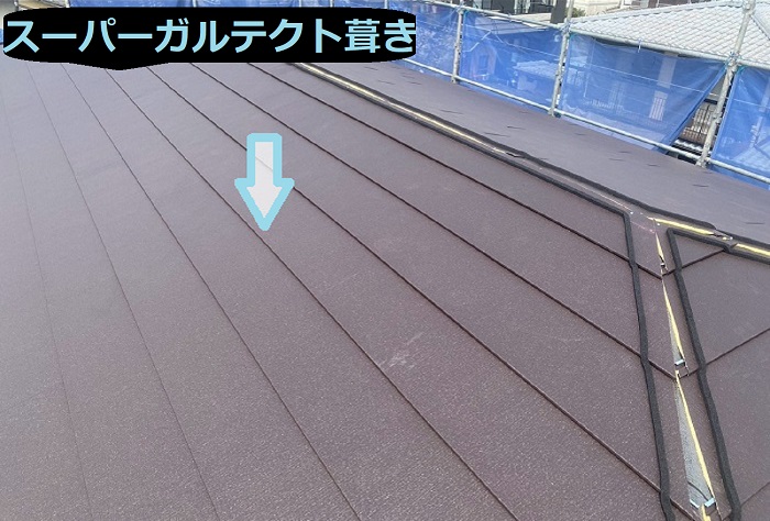 加古川市で施工面積84平米の寄棟、アスベスト屋根へのカバー工法を行う現場でスーパーガルテクト葺き