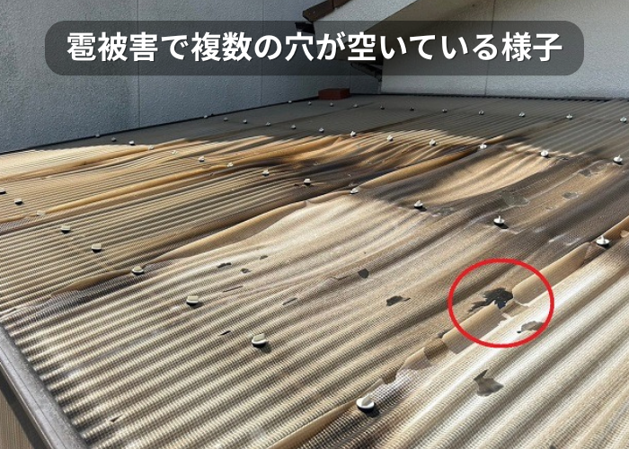 市川町 2階ベランダ屋根の波板を貼りかえで複数の穴が空いている様子
