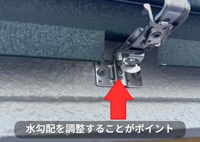 市川町 雨樋工事で固定金具取り付け