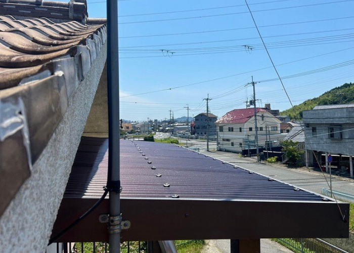 市川町 2階ベランダ屋根の波板貼り替え完了