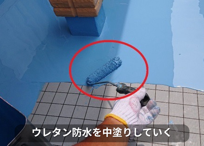 市川町 ウレタン防水をベランダ床に中塗りしている様子