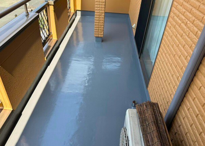市川町 ひび割れの多いベランダ床にウレタン防水通気緩衝工法を行った後の様子