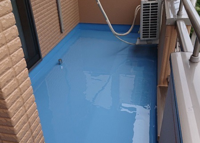市川町 ひび割れの多いベランダ床にウレタン防水中塗り完了