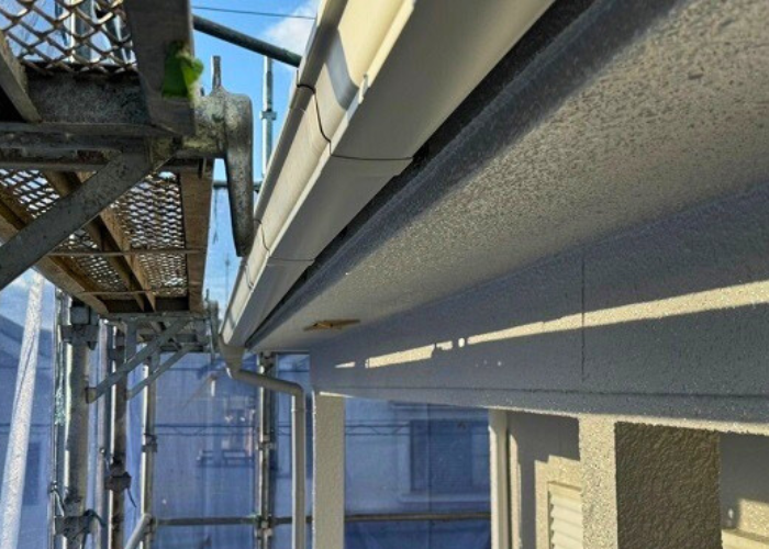 市川町 雨樋工事で半丸樋をシルビスケアPC50へ取り替えた後の様子