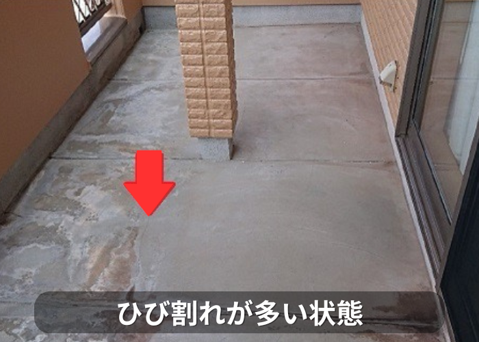 市川町 ベランダ床にひび割れが多く発生している様子
