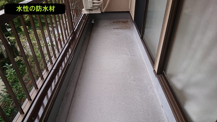 工事前の水性の防水材のベランダ