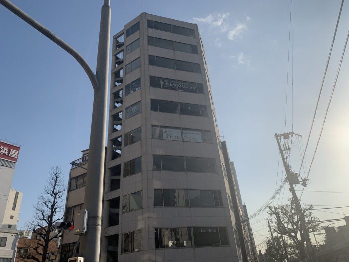 外壁塗装施工前のビル