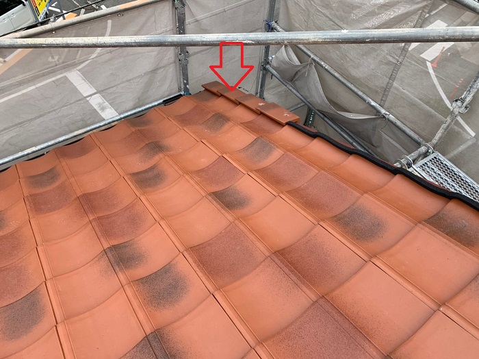 お勧め屋根材ルーガのケラバを取り付けている様子