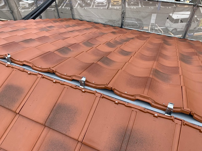 屋根葺き替え工事でルーガを葺いている様子