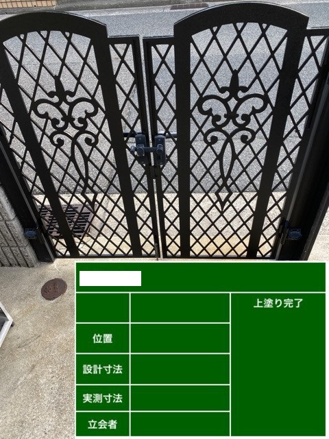 外壁塗装で門扉を塗った様子