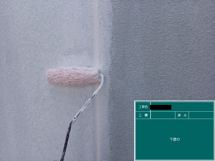 神戸市中央区の外壁塗装で下塗りしている様子