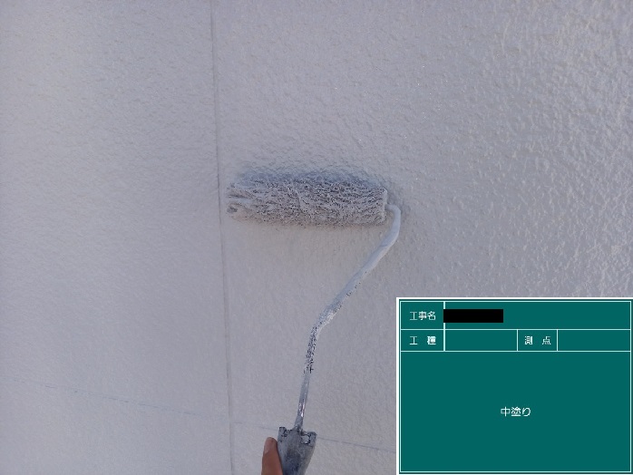 神戸市中央区の外壁塗装で中塗りしている様子