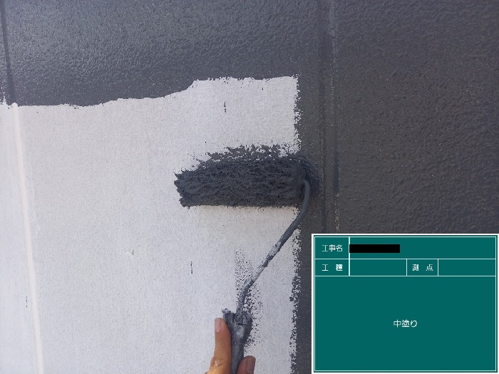 外壁塗装でラジカル制御を中塗りしている様子