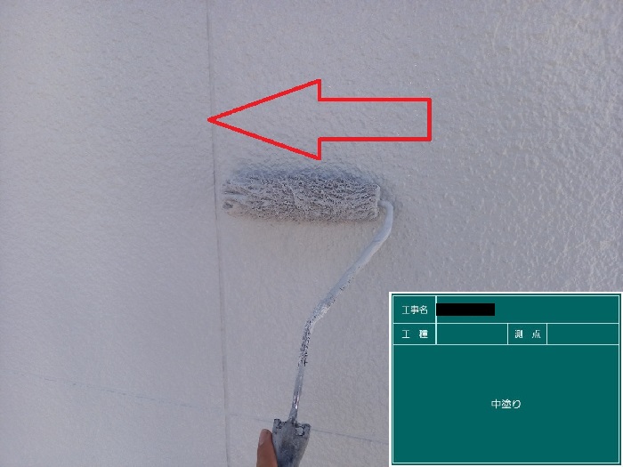 中塗り作業で目地共に同色で塗っている様子
