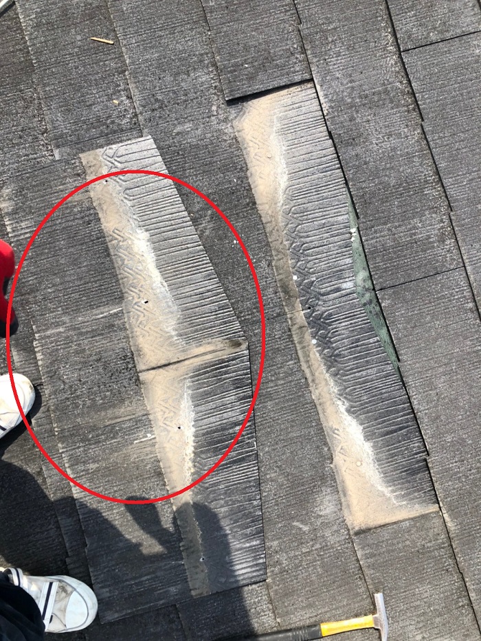 スレート屋根の補修工事でひび割れたスレート屋根を撤去した様子