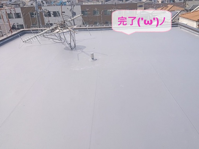 神戸市東灘区の集合住宅で塩ビシート工法が完了した現場の様子