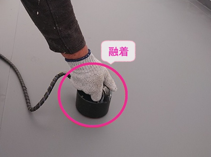 集合住宅の屋上防水改修で塩ビシートを機械で融着している様子