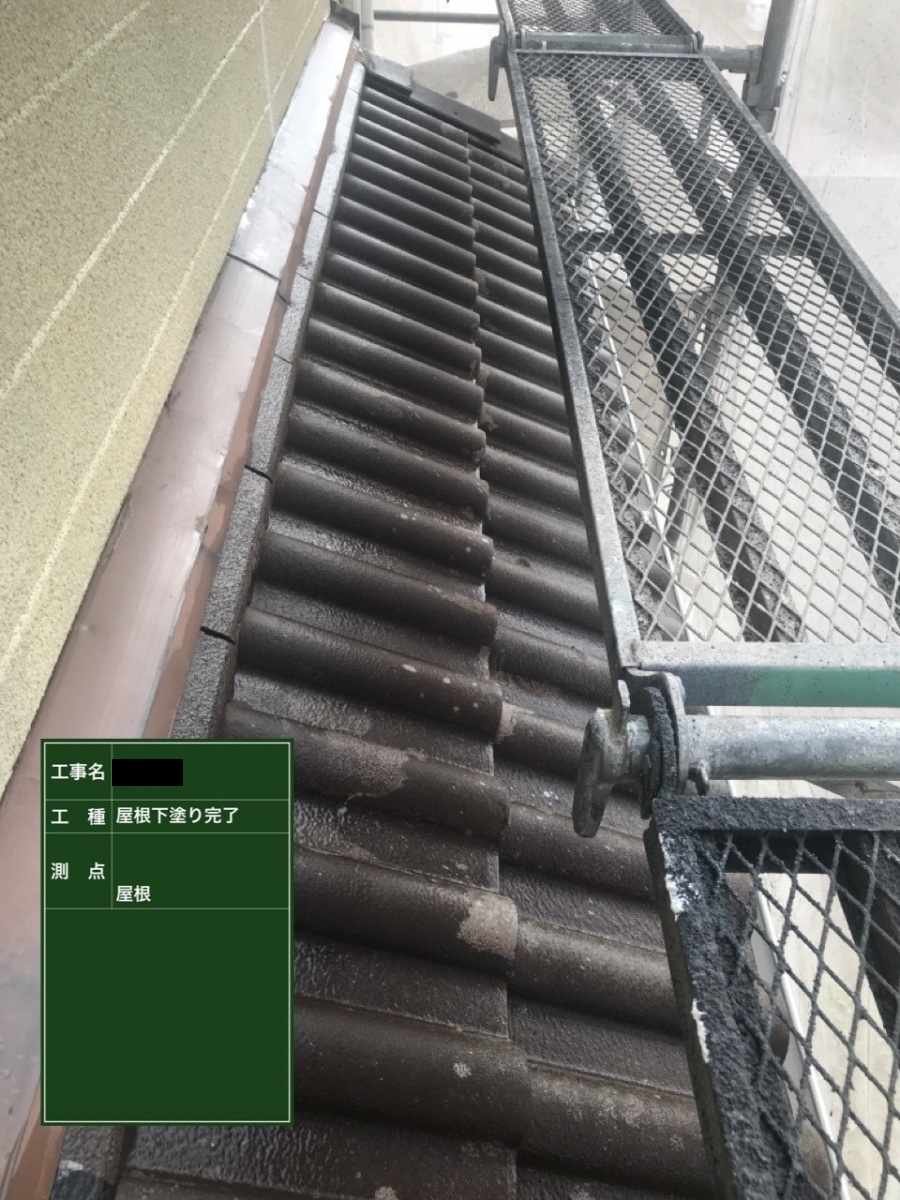 屋根下塗り完了の様子