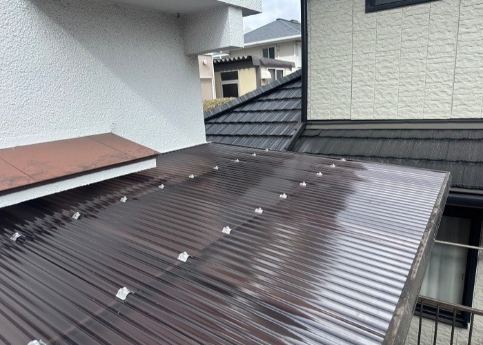 西宮市で劣化したストックヤードの屋根交換を行った後のポリカ波板