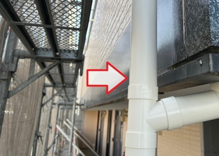 神戸市北区で3階建てハイツの竪樋を取り替える前の様子