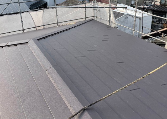 伊丹市での雨漏り対策となるスレート屋根へのカバー工事完了