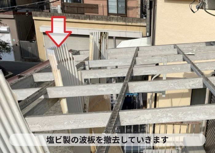 明石市　明石市でバルコニー屋根の交換で塩ビ製の波板を撤去している様子
