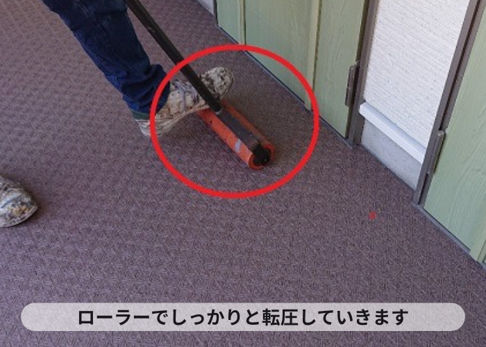 姫路市　長尺シートをローラーで転圧している様子