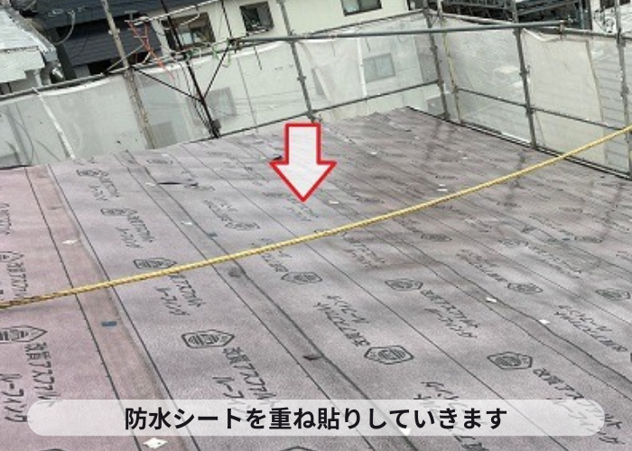 伊丹市　雨漏り修理となるスレート屋根へのカバー工事で防水シートを重ね貼り