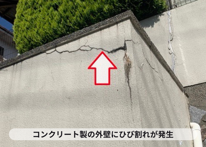 神戸市須磨区　コンクリート製の外壁にひび割れが発生している様子