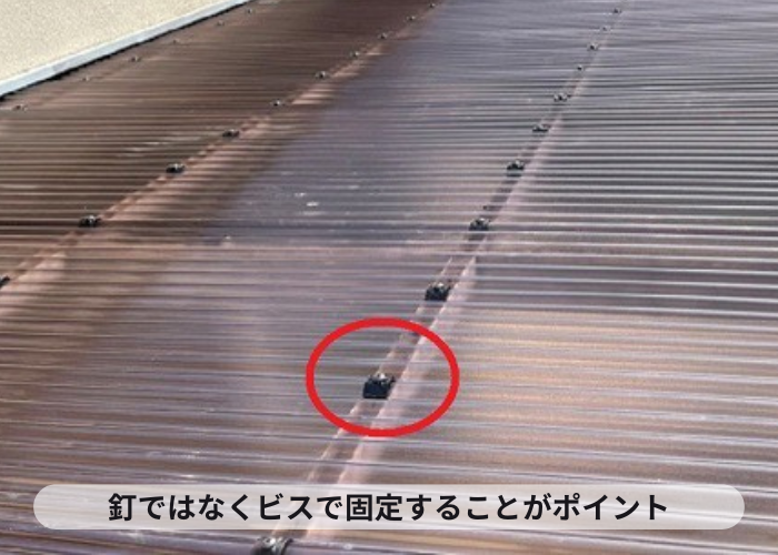 明石市でポリカ波板をビス固定しているようす