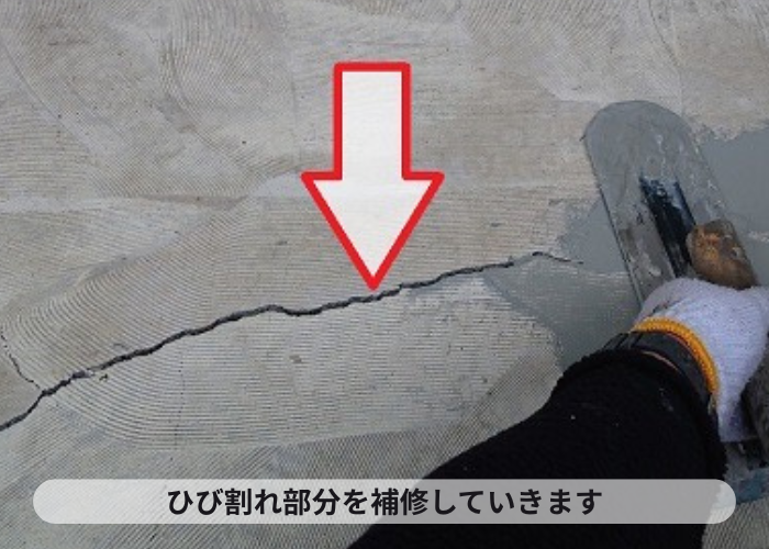 姫路市　共用廊下のリフォームでひび割れ部分を補修している様子