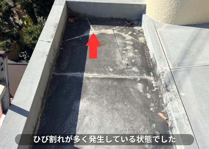 南あわじ市　コンクリート素地にひび割れが多く発生している様子