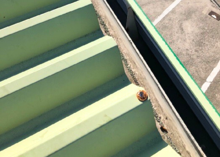 南あわじ市　折半屋根カバー工事を行う前の様子