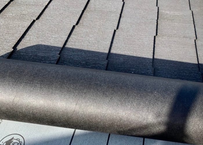 南あわじ市　屋根カバー工法、防水シートを貼っている様子