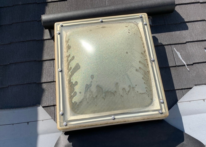 南あわじ市　屋根カバー工法で防水シートを貼っている様子