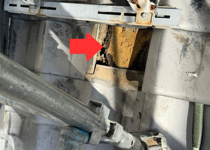 南あわじ市　割れた瓦屋根を撤去している様子