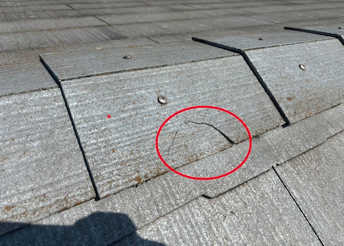 南あわじ市　スレート屋根の棟部が割れている様子