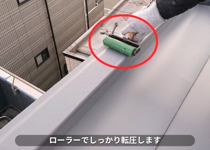 南あわじ市　塩ビシート防水をローラーで転圧