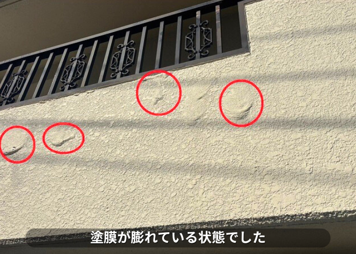 南あわじ市　外壁の塗膜が膨れている様子