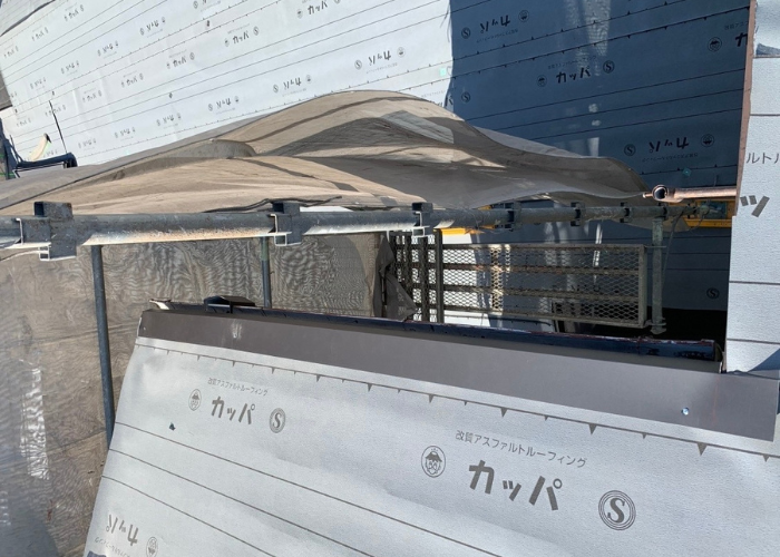 南あわじ市　屋根カバー工法で水切りを取り付けている様子