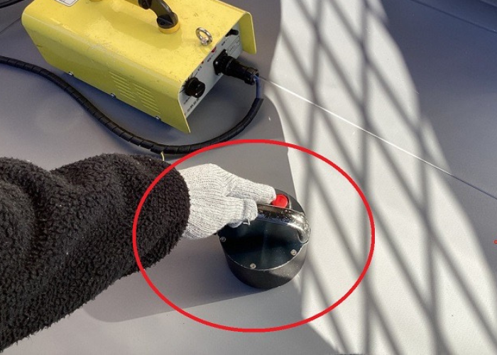 丹波篠山 塩ビシート防水を機械で融着させている様子