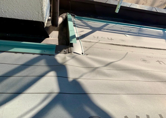 南あわじ市　屋根カバー工法で水切りを取り付けている様子